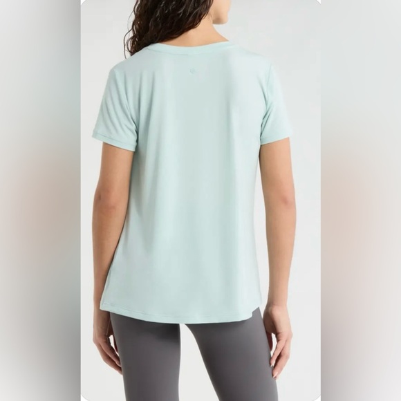 EUC Zella
Breathe Active V-Neck Short Sleeve Tee in Light Teal, Size Medium - Picture 4 of 16